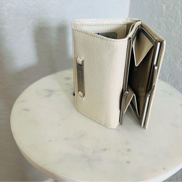 KENNETH COLE REACTION VINTAGE WALLET WITH SOLAR POWERED CALCULATOR, Ivory, NWT - Picture 13 of 16